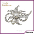 2015 stainless steel big rhinestone flower shape brooch with one pearl in the middle fashion brooch